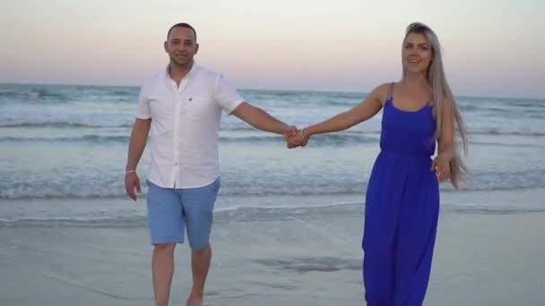 Hermosa familia en la playa — Vídeos de Stock