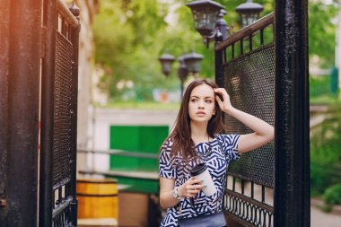 Sokaktaki güzel kız