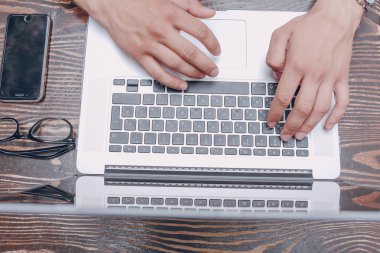 Kafede dizüstü bilgisayarı olan bir adam.