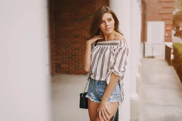 Beautiful girl on the street — Stock Photo, Image