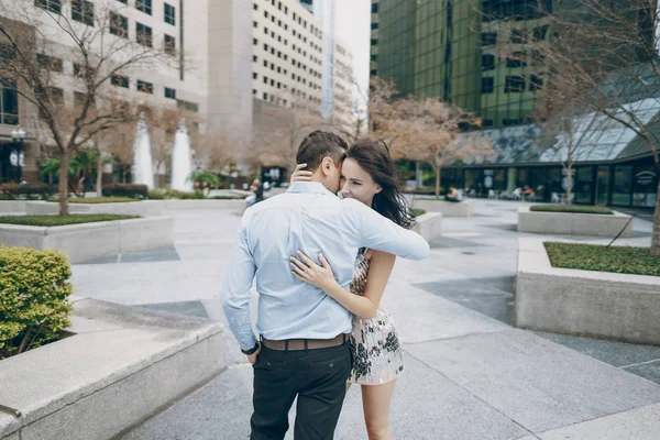 Hermosa pareja en la ciudad —  Fotos de Stock