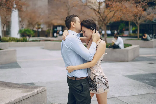 Beau couple dans la ville — Photo