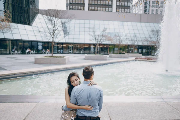 Beau couple dans la ville — Photo