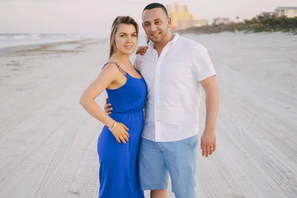 Hermosa familia en la playa — Foto de Stock