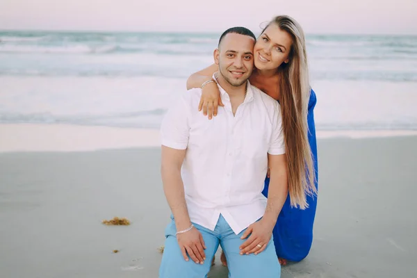 Hermosa familia en la playa — Foto de Stock