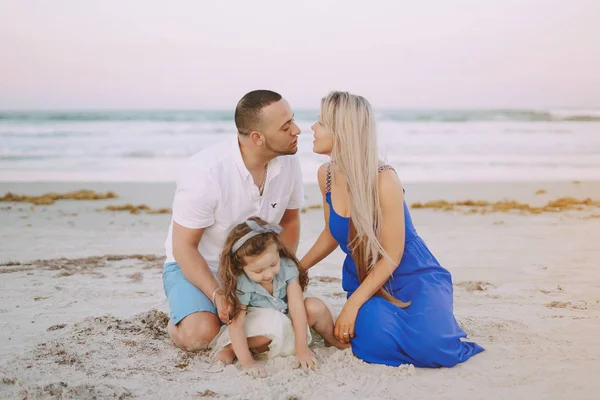 Hermosa familia en la playa —  Fotos de Stock