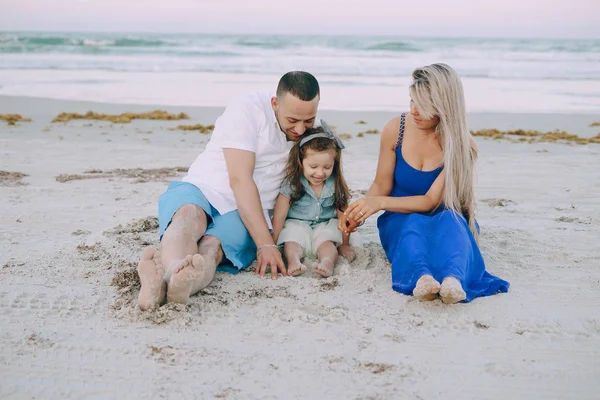 Hermosa familia en la playa —  Fotos de Stock