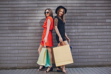 Kız alışveriş yapıyor.