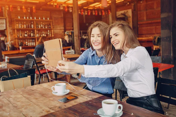 Deux filles dans un café — Photo