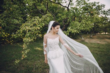 Beyaz elbisesi içinde gelin