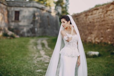 Beyaz elbisesi içinde gelin