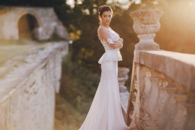 Beyaz elbisesi içinde gelin