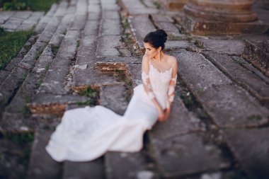 Beyaz elbisesi içinde gelin