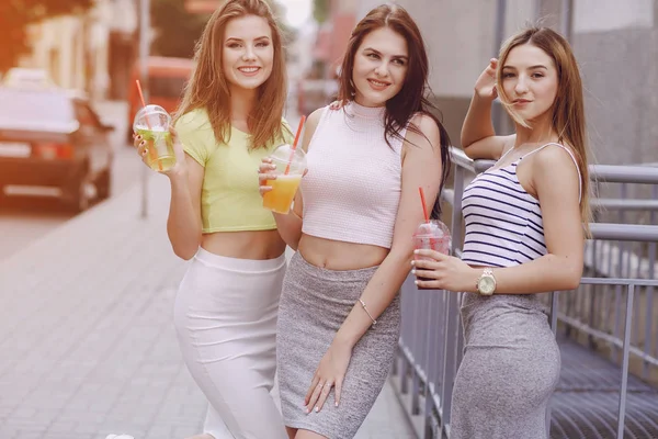 Hermosas chicas en la calle —  Fotos de Stock