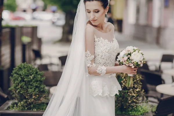 Novia en vestido blanco — Foto de Stock