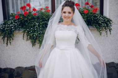 Beyaz elbisesi içinde gelin