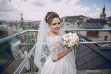 Beyaz elbisesi içinde gelin