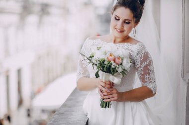 Beyaz elbisesi içinde gelin