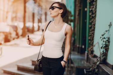 elektronik sigara ile kız