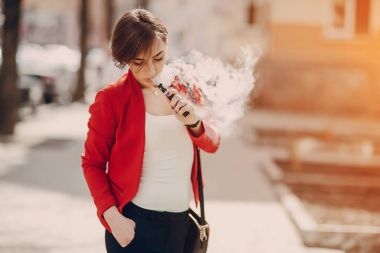 elektronik sigara ile kız