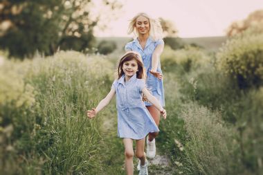 Anne ve kızı dışında