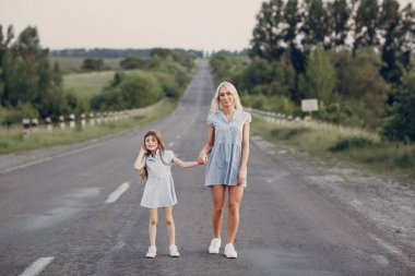 Anne ve kızı dışında