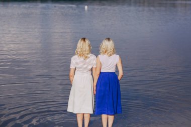 Kızlar İkizler dışarı