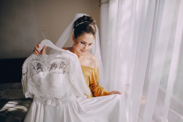Brud med vit klänning — Stockfoto