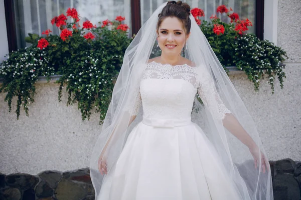 Beyaz elbisesi içinde gelin