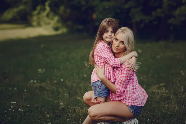 Jovem família mãe e filha — Fotografia de Stock