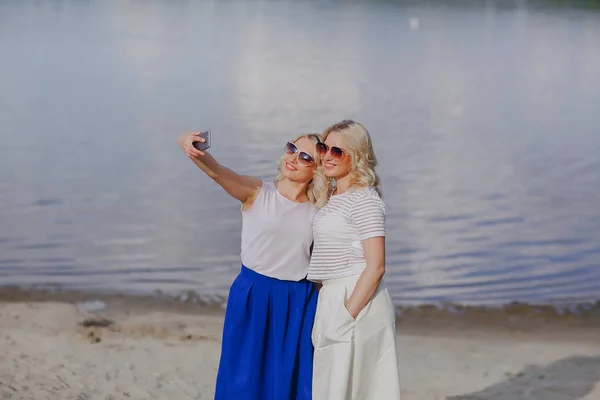 Girls twins out — Stock Photo, Image