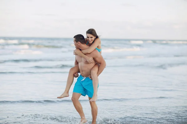 Belo casal na praia — Fotografia de Stock