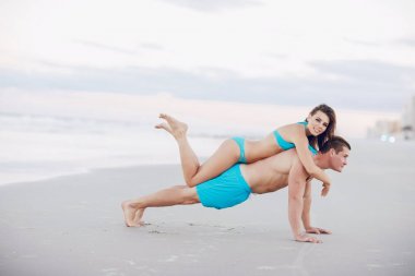 Sahilde güzel bir çift