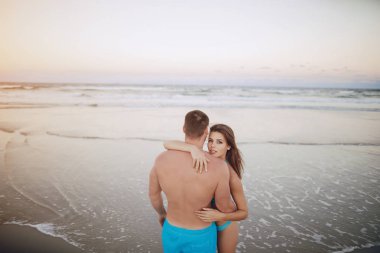 Sahilde güzel bir çift