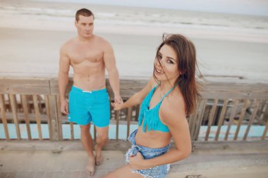 Sahilde güzel bir çift