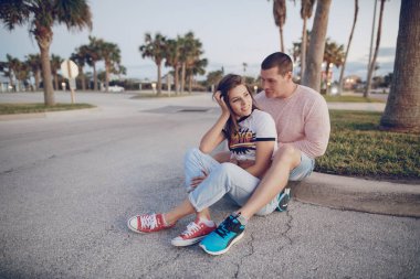 Sahilde güzel bir çift