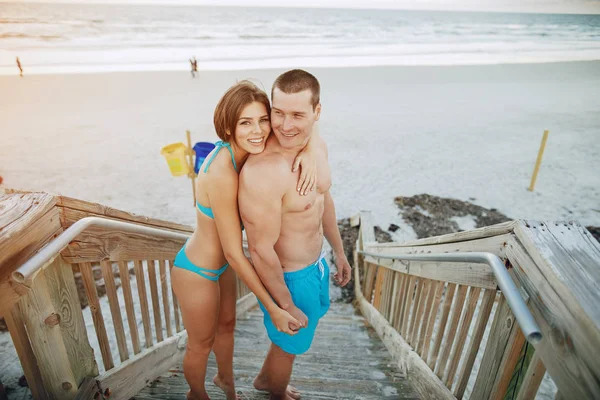 Belo casal na praia — Fotografia de Stock