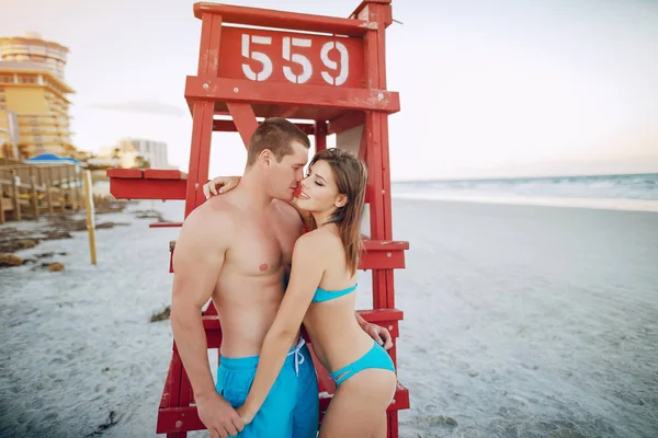 Sahilde güzel bir çift