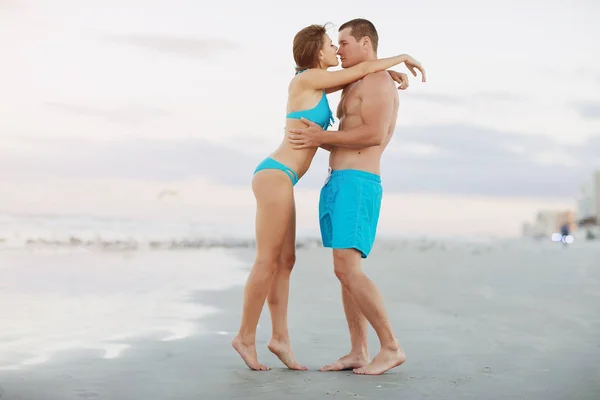 在海滩上的年轻夫妇 — 图库照片