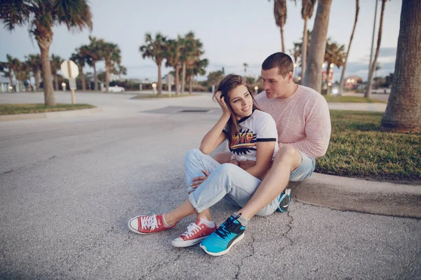 Sahilde güzel bir çift