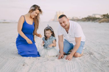 Sahilde güzel aile