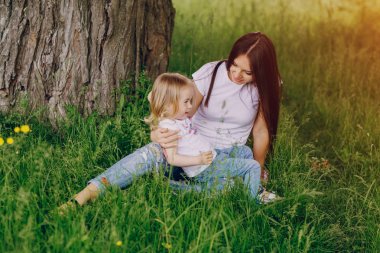 çocuğun anne ile ağacı yanında