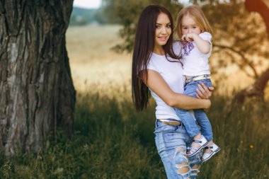 çocuğun anne ile ağacı yanında