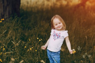 çocuğun yanında ağaç