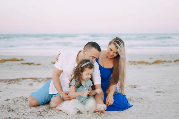 Belle famille sur la plage — Photo