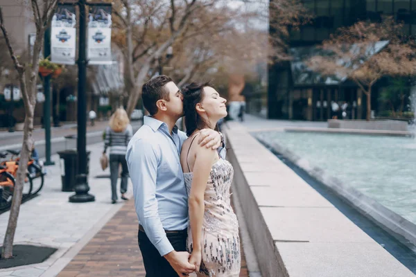 Vackert par i staden — Stockfoto