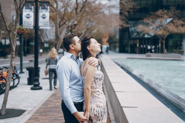 Belo casal na cidade — Fotografia de Stock