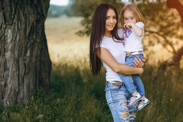 Dziecko w pobliżu drzewa z Mama — Zdjęcie stockowe