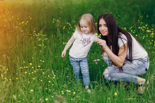 Çocuğun anne ile ağacı yanında — Stok fotoğraf