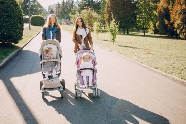 Aile parkta yürüyor.